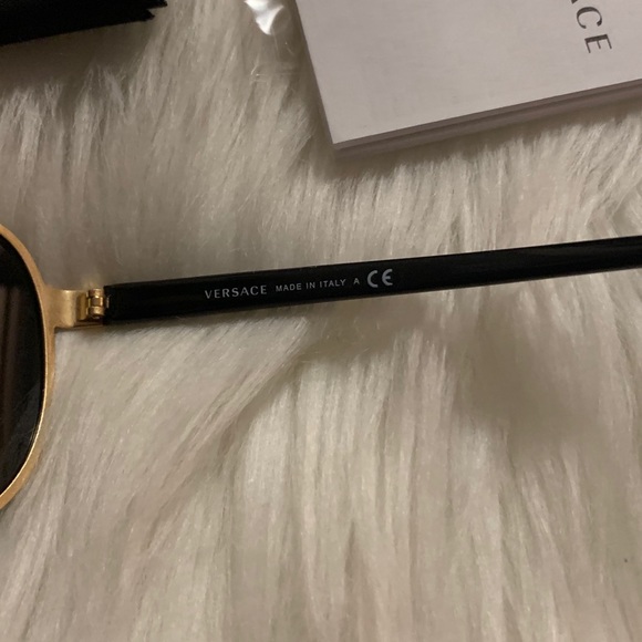 Authentic sunglasses 😎 - Picture 7 of 9